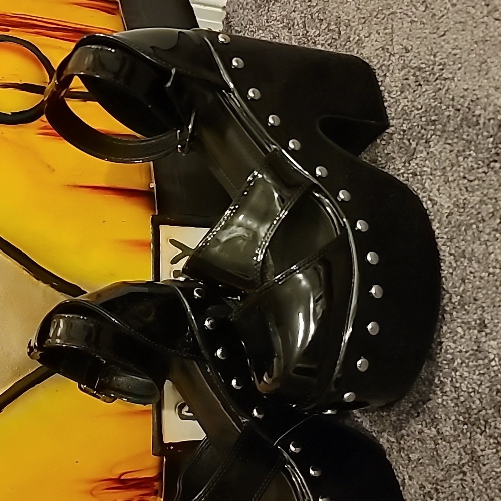 Shoes - Picture 3 of 4
